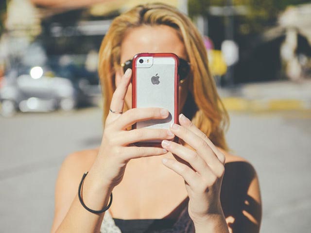 Une blonde se fait son selfie avec iphone