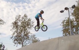 Ce petit garçon de 10 ans est déjà un pro du BMX