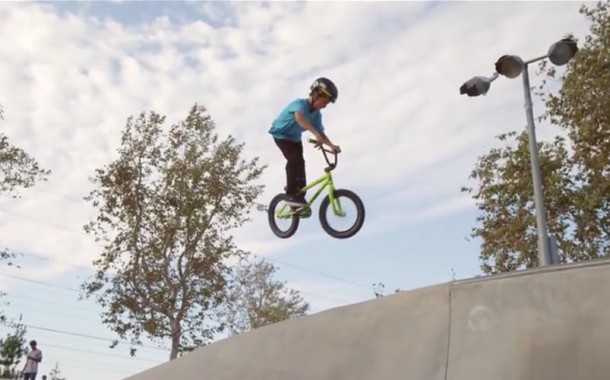 Ce petit garçon de 10 ans est déjà un pro du BMX