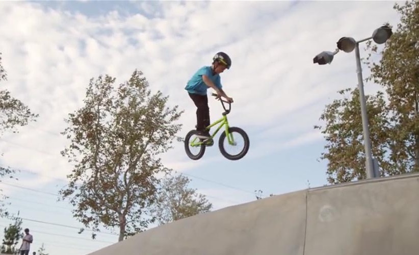 Ce petit garçon de 10 ans est déjà un pro du BMX