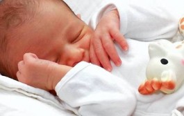 Il découvre qu'il est à la fois le père et l'oncle de son bébé