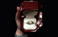 Il sertit une bague de sa dent de sagesse pour sa demande en mariage