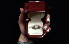 Il sertit une bague de sa dent de sagesse pour sa demande en mariage
