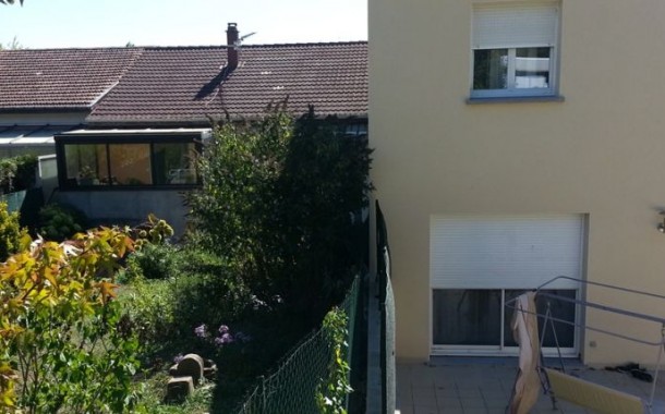 Elle prive sa voisine de soleil, la justice lui ordonne de détruire sa maison