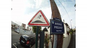 Panneau ralentisseur avec tremplin vélo