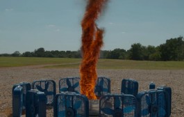 Ils créent une tornade de feu avec 12 ventilateurs et un barbecue