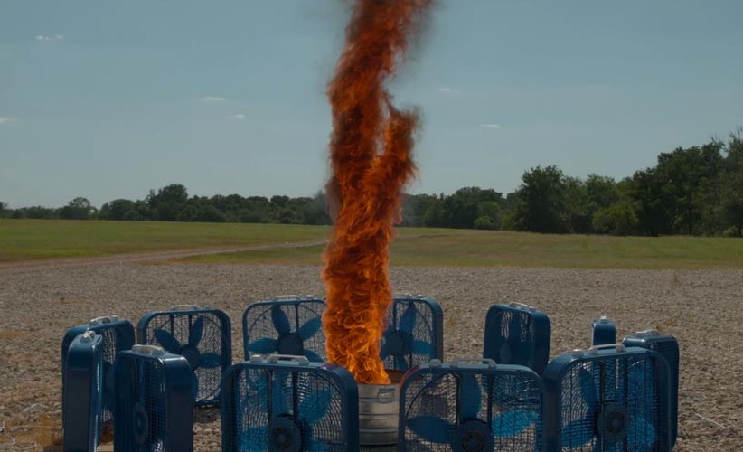 Ils créent une tornade de feu avec 12 ventilateurs et un barbecue