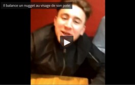 Un jeune balance un nugget sur son pote
