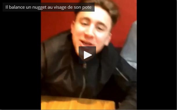 Un jeune balance un nugget sur son pote