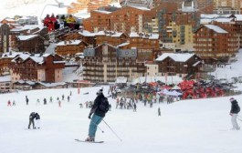 Ils descendent une piste avec un matelas