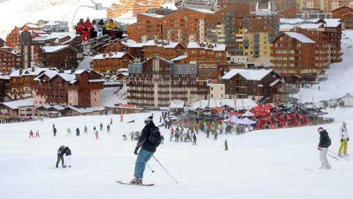 Ils descendent une piste avec un matelas