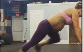 Enceinte de 7 mois, cette championne de fitness garde des abdos en béton