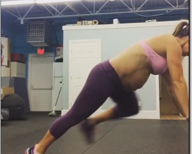 Enceinte de 7 mois, cette championne de fitness garde des abdos en béton