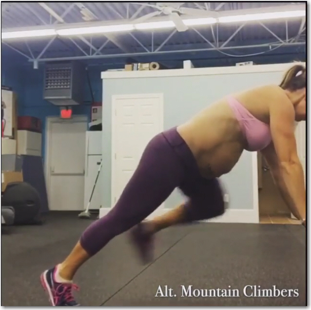 Enceinte de 7 mois, cette championne de fitness garde des abdos en béton