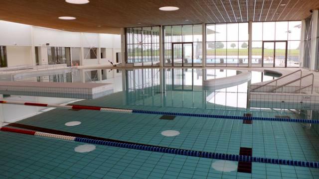 La piscine a coûté 13 millions d'euros... mais elle fuit !
