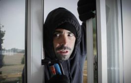 Surpris en plein cambriolage, le voleur se défenestre