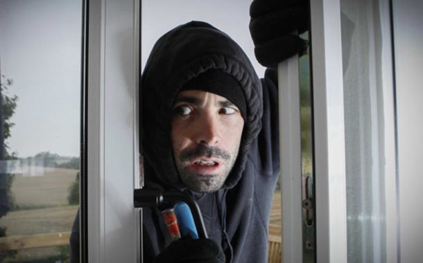 Surpris en plein cambriolage, le voleur se défenestre