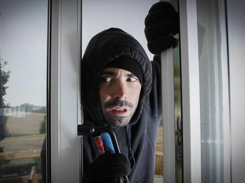 Surpris en plein cambriolage, le voleur se défenestre