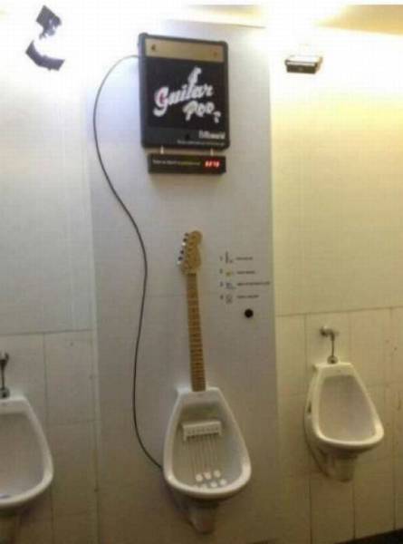urinoir sous forme de guitare